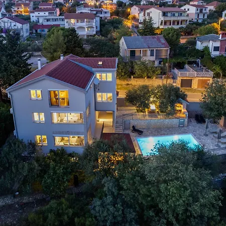 Relax-4 By Interhome Maslenica